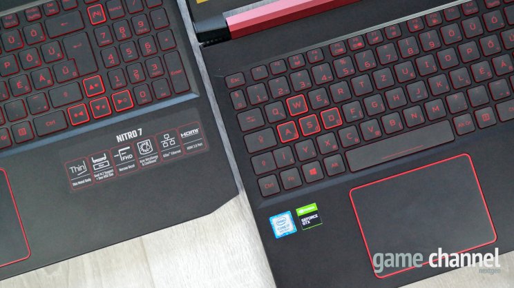 Természetesen megvilágított gamer billentyűzet mindkét gépen