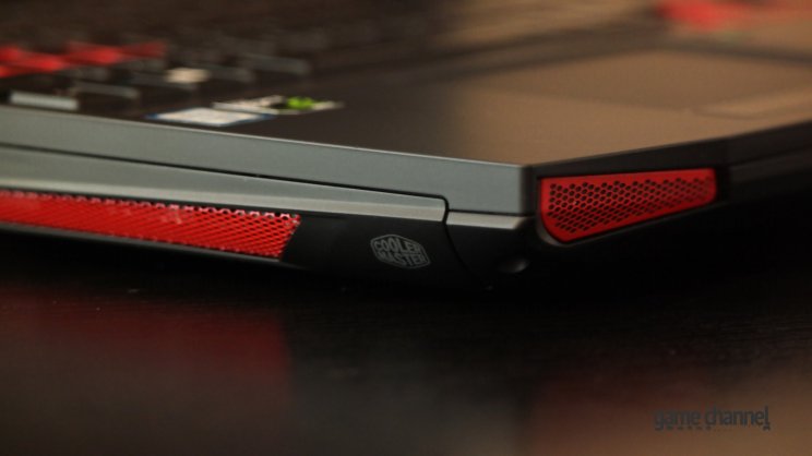 Ismerős név a Cooler Master, nemhiába ez szellőztet egy ekkora monstrumot