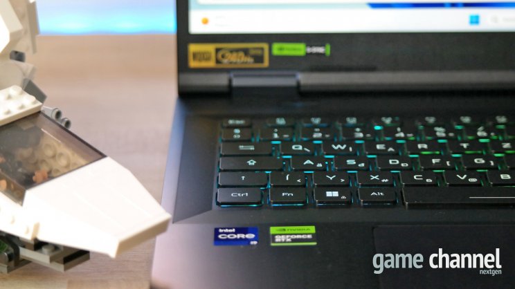 4 zónás RGB világítás a billentyűzetben és a Predator logóban - nincs túltolva