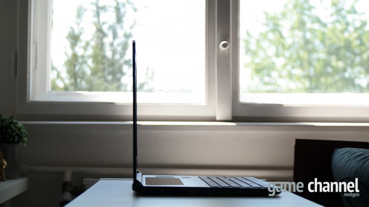 A Triton 700 vékony. NAGYON vékony.