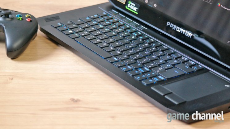 A touchpad az egér helyén - bár a vérbeli gamer nem ezt használja, de azért utazáskor igen jól jön