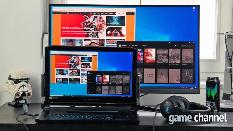 Az Acer Predator XB323U előtt egy 17 colos képernyővel ellátott laptop
