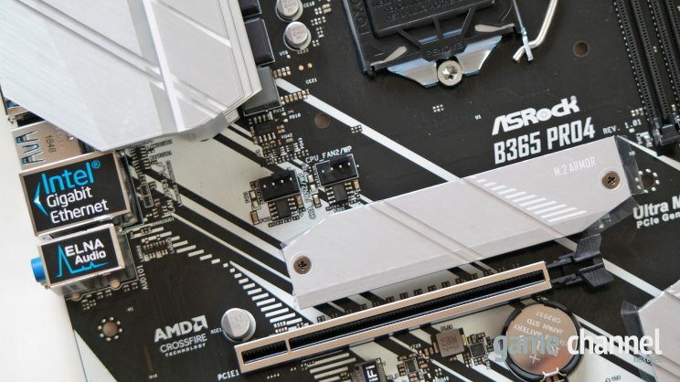 Egyetlen képen egy rakat jóság: Gigabit LAN, ELNA audio, M2 Armor hűtő
