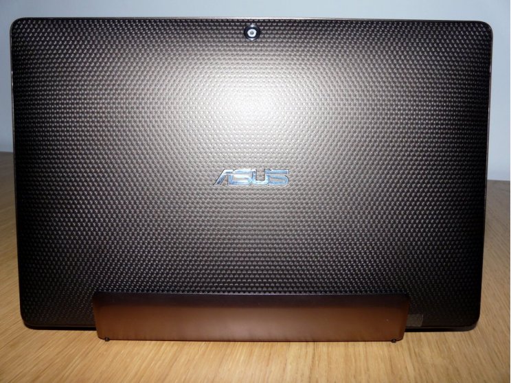 Az 5 megapixeles kamera és az Asus logó a csúszásmentes borítással