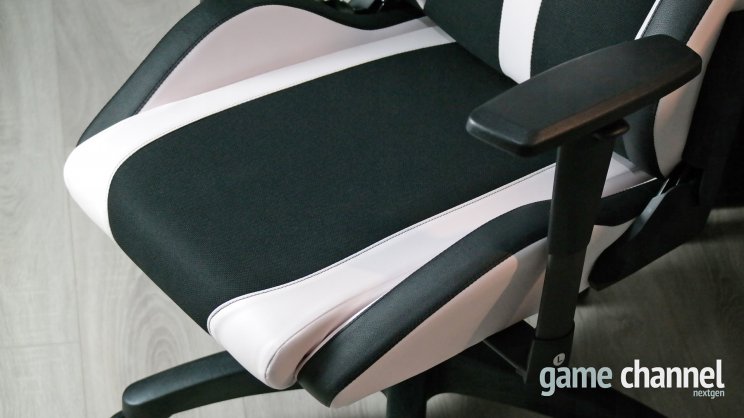 A Genesis Nitro 650 habszivacs felülete nem csak formatartó, de nagyon kényelmes is