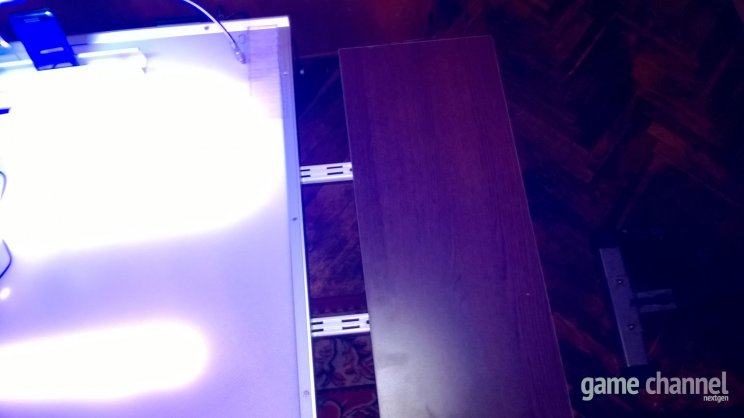 Printer polc, és látható a memória kártya tartó is. Borotva penge tartó erre is jó!