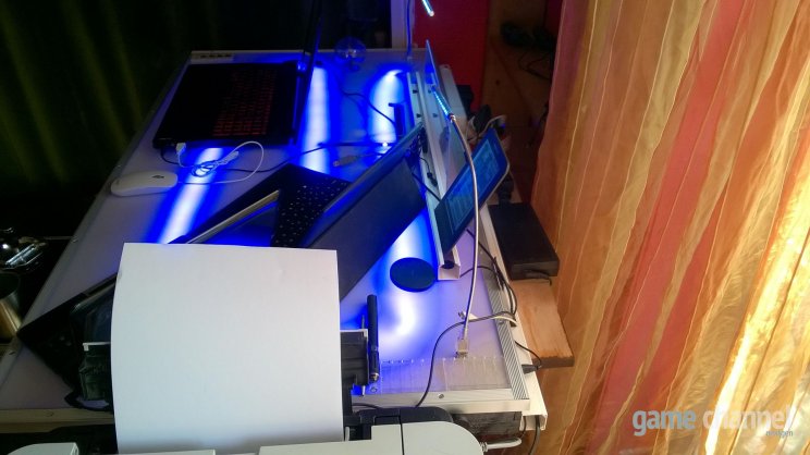 Oldalról nézve. Figyeljük meg hátul a kábel csatorna alatti kis polcot a laptop töltőnek!
