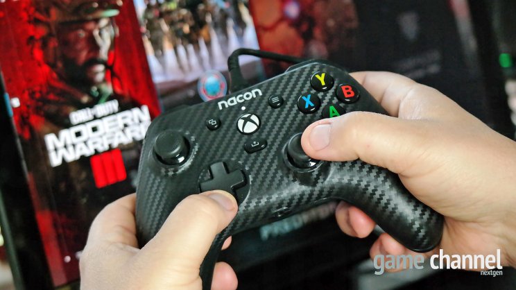 A Nacon Evol-X Pro egy robosztusabb, de kellemes használatot biztosító kontroller