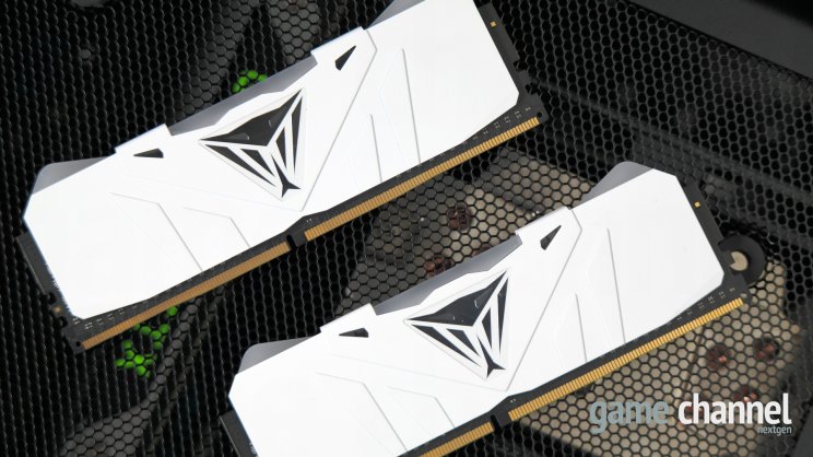 A szett párban kapható, feketében és fehérben, nálunk a 2X8Gb járt fehér verzióban