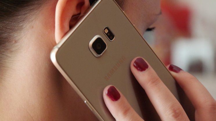 Hatalmas jószág az S6 Edge+, a Gorilla Glass 4 védelmében viszont halálos fegyver is lehet