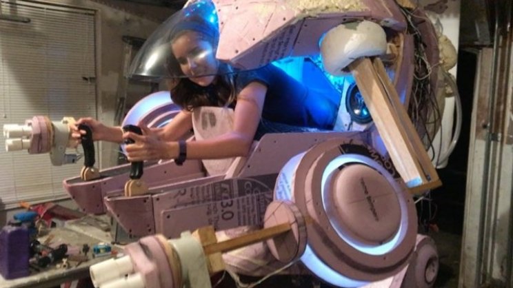 A világ legmenőbb apukái D.Va mech cosplayt építenek a saját lányuknak! - 2. kép