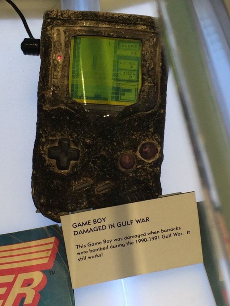 Az öbölháborúban egy bombázást is túlélt GameBoy-on csodálkozik most a világ - 2. kép
