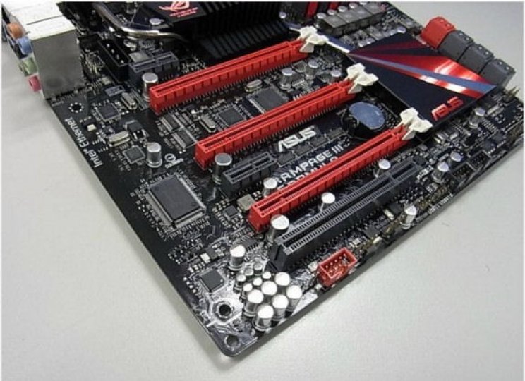 Az Asus bemutatta új Rampage III Formula alaplapját - 3. kép