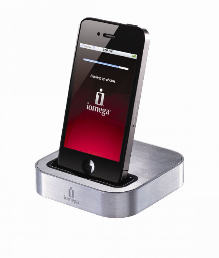 Az Iomega bejelentette új SuperHero Backup and Charger dokkolóállomását - 2. kép