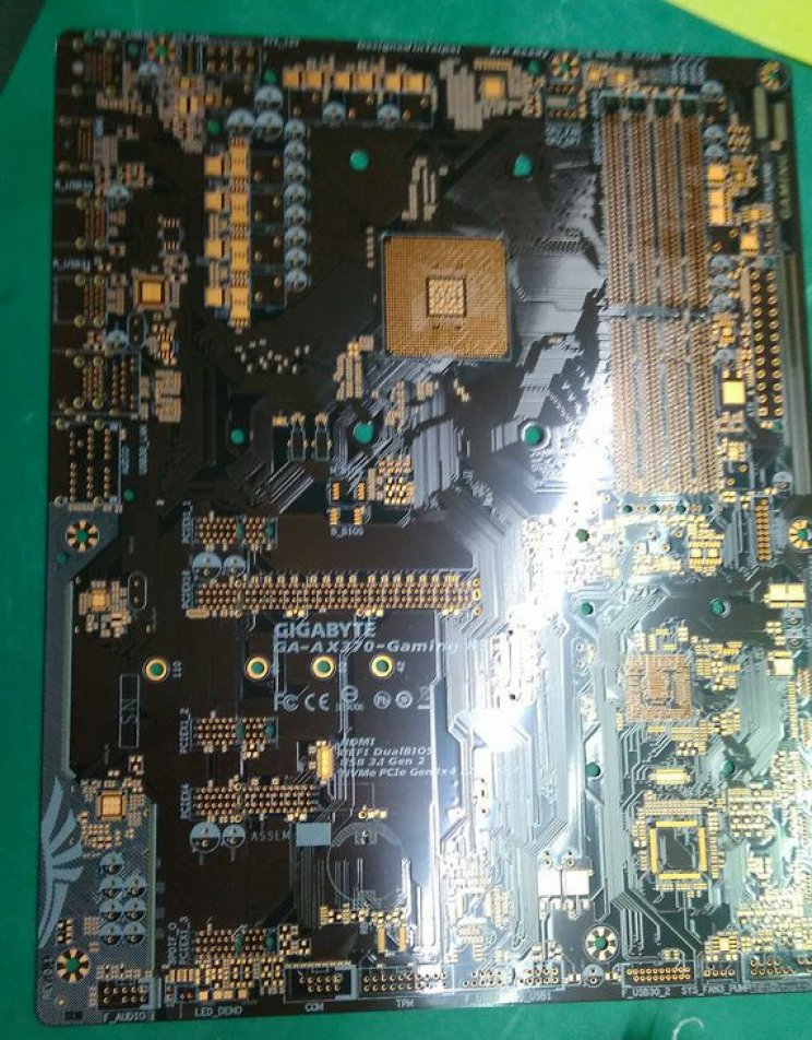 Csupaszon bukkant fel a GIGABYTE AX370-Gaming - 2. kép