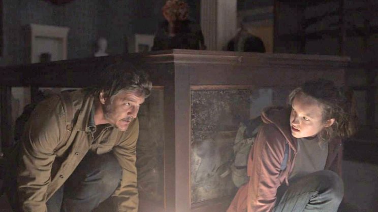 Joel és Ellie bujkál a The Last of Us sorozat legújabb fotóján - 1. kép