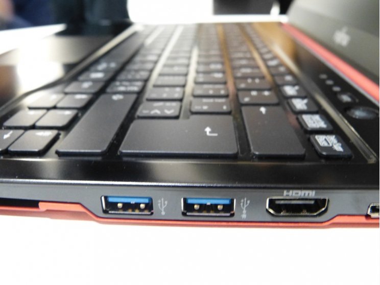 Képeken a Fujitsu új LifeBook U772-es ultrabookja - 2. kép