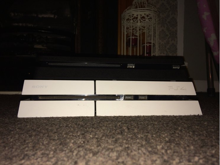 Kiszivárogtak az első képek a vékonyított PS4-ről - 7. kép