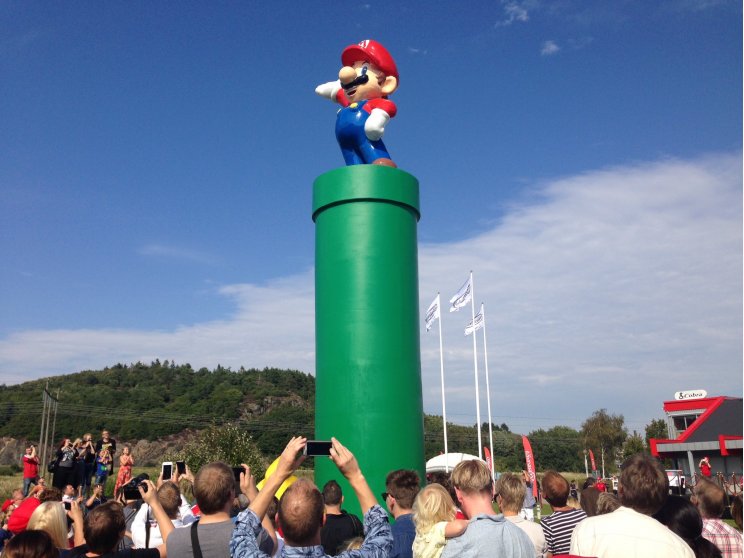 Még egy elhízott Pikachu is elment az óriási svéd Mario szobor avatására - 3. kép