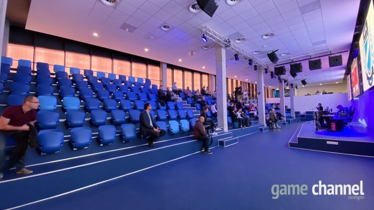 Az MTK Esport Aréna lelátója 200 férőhelyes, a színpad mögött három kivetítőn követhetők az események