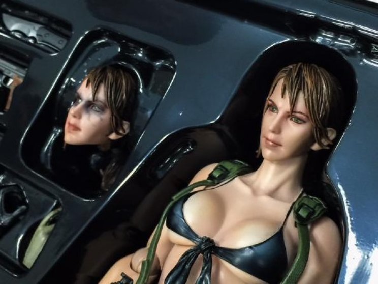 Nyomkodható cicikkel érkezik a Metal Gear Solid 5 egyik akciófigurája - 2. kép