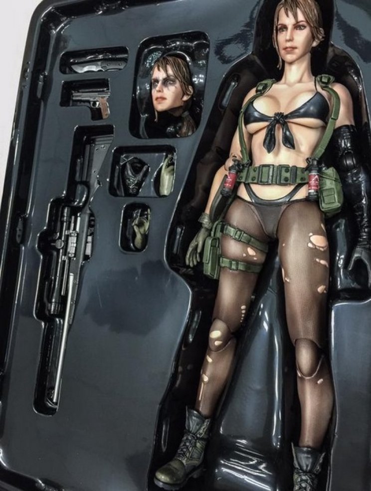Nyomkodható cicikkel érkezik a Metal Gear Solid 5 egyik akciófigurája - 3. kép