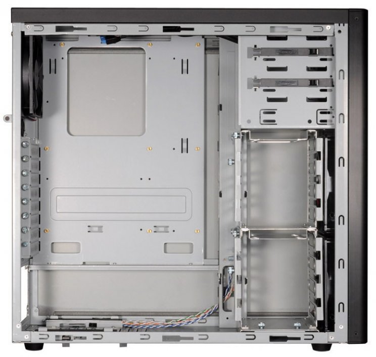 A ház belső elrendezése, moduláris HDD keretekkel.