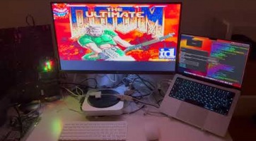 Ezúttal egy iPad HDMI kábelen futtatták a Doomot
