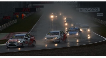 Gyári Lada csapat és privát magyar csapat a WTCC-ben.