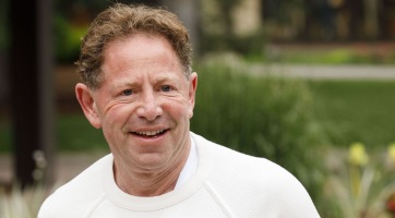 A befektetők szerint az Activision fejese, Bobby Kotick még mindig túl sok pénzt keres