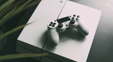 A Sony cáfolja a pletykákat, hogy a PS5 készlethiánya miatt folytatják a PS4-ek gyártását