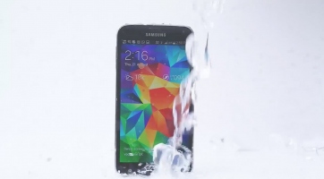 A Samsung Galaxy S5 is beállt az Ice Bucket Challenge résztvevői közé