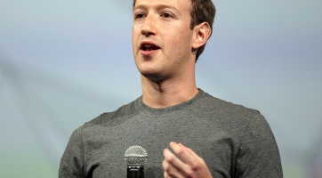 Ezért látjuk sokszor szürke pólóban Mark Zuckerberget