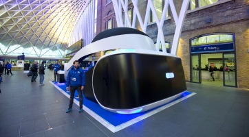 Gigantikus méretű PlayStation VR-t állított ki Londonban a Sony