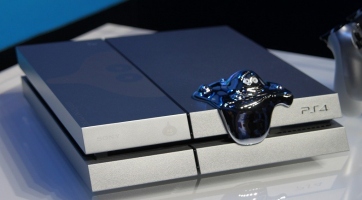 Így néz ki a szürke PS4 egy mosolygó higanytócsával a tetején