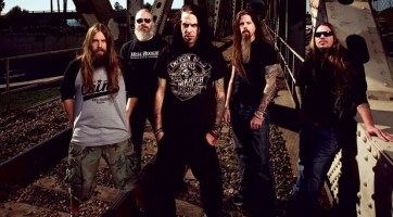 Iron Man 2: A Lamb of God is zúz majd a háttérben