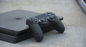 Itt az első PS4 Slim reklám