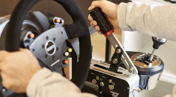 Kéziféket és váltókart tervezett rally-mániás gamereknek a Thrustmaster