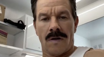 Mark Wahlberg már magára is aggatta Sully bajuszát az Uncharted-filmhez