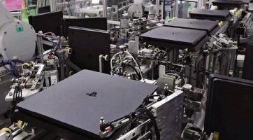 Mindössze 30 másodperc kell a gyártósori robotnak ahhoz, hogy összerakjon egy PS4-et