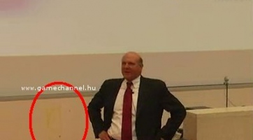 Megdobálták Steve Ballmert a Corvinus Egyetemen