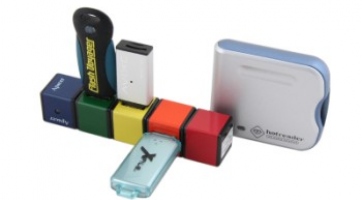 Rubik-kockára emlékeztető elforgatható USB adapter