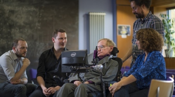 Stephen Hawking új kommunikációs rendszert kapott az Inteltől