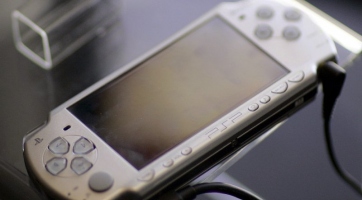 Szeptemberre érkezik az olcsóbb és vékonyabb Sony PSP