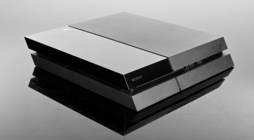Tedd egyedivé játékos előlappal PlayStation 4 konzolodat