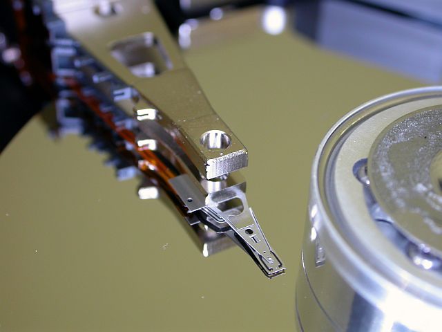 A Hitachi megduplázza a kisméretű merevlemezes meghajtók gyártását