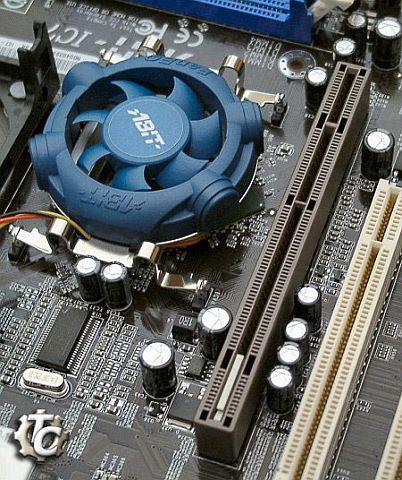 1,7 milliárd tranzisztor, 24MB L3 gyorsító-tár, 2 mag