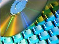 Továbbra is csak per útján adhatók ki a felhasználók nevei