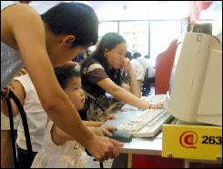 Több mint 12 ezer internetkávézót zárattak be Kínában 2004 végén