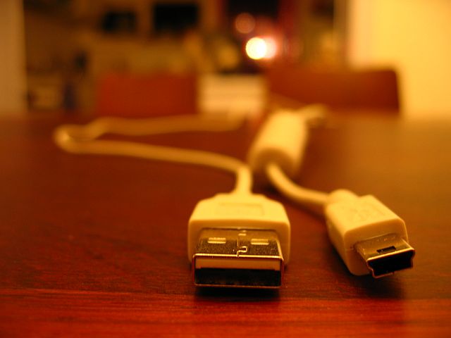 USB az Apple-nél, a cég kihátrál saját konkurens FireWire szabványa mögül